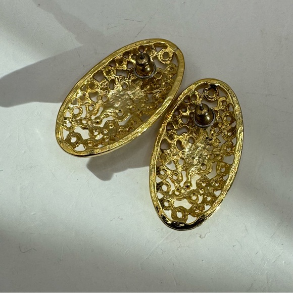 Vintage gold tone Etruscan style large textured oval stud earrings - Picture 6 of 10